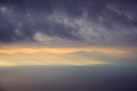 Dramatic landscape view of sunrise over mountains and the ocean Foto stock