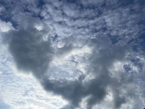 Dramatic Layered Clouds With Sunlight Breaking Through Dark Cumulus Foto stock