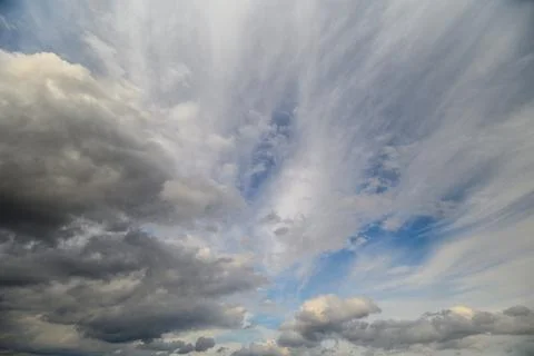 Dramatic layered clouds sweeping across sky with textured cirrus and heavy cu 库存照片
