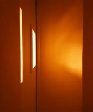 Dramatic light leak coming through closed door background Foto stock