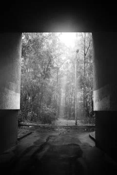 Dramatic light rays coming through concrete arc Foto stock