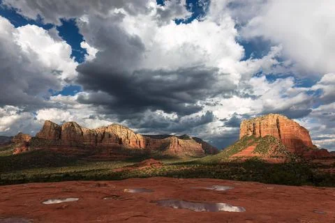 Dramatic light on the Sedona red rocks in Arizona Stock Photos