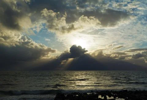 Dramatic light with sun rays and heavy clouds Foto stock