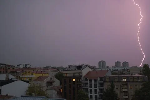 Dramatic lightning bolt striking during a thunderstorm Foto stock