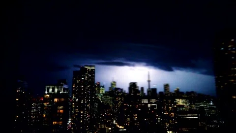Dramatic lightning flashes over the Toronto skyline at night Stock-Footage 347531673