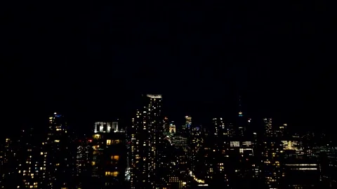 Dramatic lightning strikes over the Toronto skyline at night. Vídeos de archivo 347680062