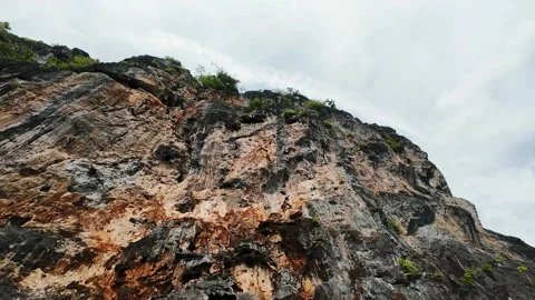 Dramatic limestone cliff wall with vegetation in El Nido, Palawan, Philippines Stockbeeldmateriaal 318901004