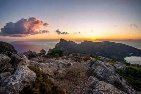 Dramatic limestone cliffs and pine forests of Cap de Formentor at golden suns Foto stock