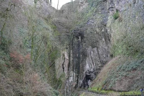 Dramatic Limestone Gorge And Cave Path In Castleton, The Peak District, England. Stock Photos