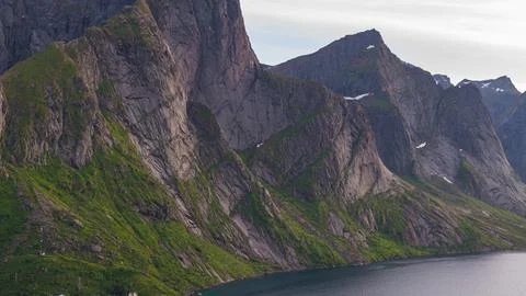 Dramatic Lofoten Islands Mountain Cliffs and Fjord Panorama Norway Foto stock