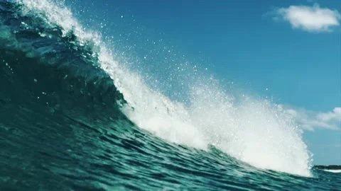 Dramatic loopable wave in slow motion: froth, clear surf, bubbles Video stock 154615652