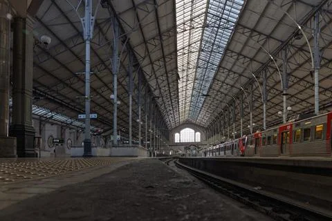 The dramatic, low-angle interior of Rossio train station in Lisbon, Portugal, Foto stock