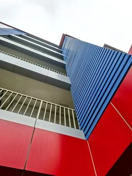 Dramatic low-angle perspective looking up at a modern building. The structu.. Fotos de archivo