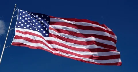 Dramatic low angle proud USA american flag Vidéo 72751288