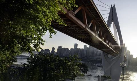 A dramatic low-angle shot reveals the bold orange-red truss and towering wh.. Stock-Fotos