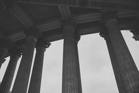 Dramatic low-angle view of classical colonnade with Corinthian capitals 스톡 사진