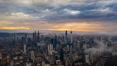 Dramatic low cloud Stock Footage 121861604