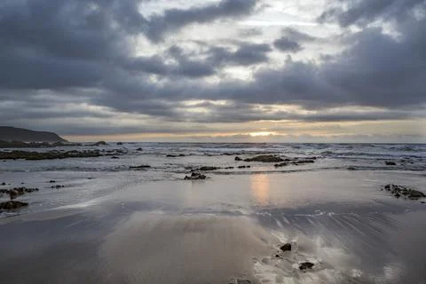 Dramatic low sunshine at Widemouth Bay beach Foto stock