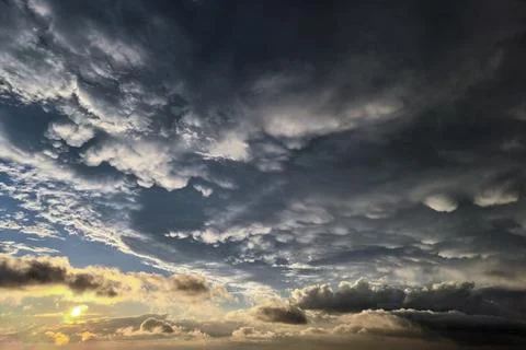 Dramatic Mammatus Clouds Above Sunset Horizon Before Storm Stockfoto's
