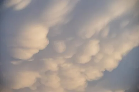 Dramatic Mammatus Clouds at Sunset with Soft Golden Light Foto stock