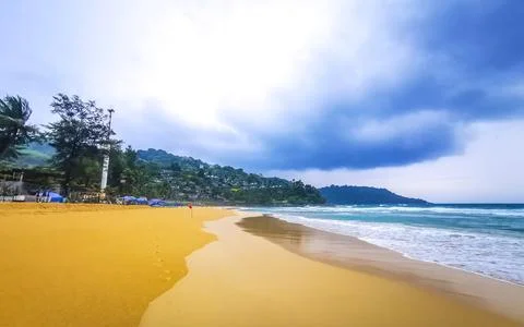 Dramatic monsoon rain clouds turquoise surf Kata Noi Beach Thailand Foto stock