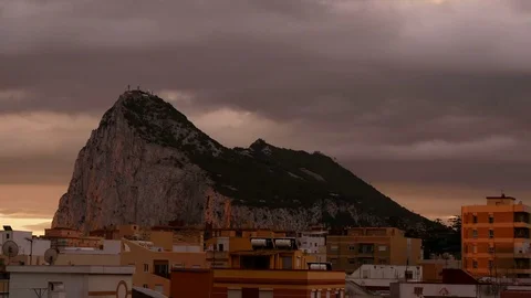 Dramatic morning time-lapse of Gibraltar Rock and La Linea cityscape 库存影片 73759012