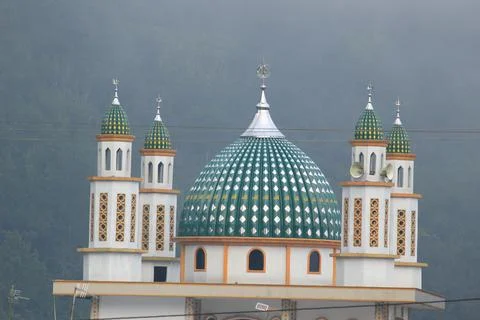 Dramatic mosque minarets and dome building architecture Foto stock