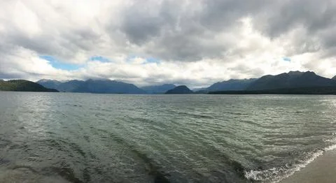 Dramatic mountain lake landscape under cloudy sky - Serene view of ripples .. Stock-Fotos