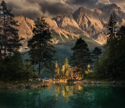 Dramatic mountain lake scenery with dark clouds Foto stock