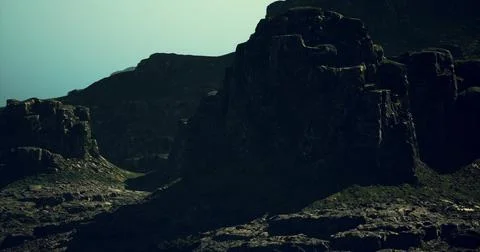 Dramatic mountain landscape showcasing rugged cliffs and shadows Illustrazione stock