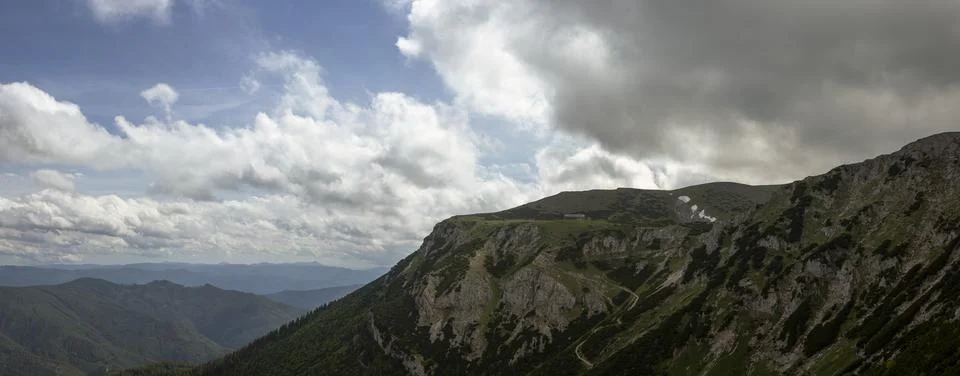 Dramatic Mountain Panorama with Rugged Limestone Cliffs, Alpine Plateau and.. Stock-Fotos