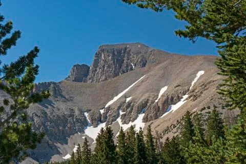 Dramatic Mountain Peak Framed by the Trees Stockfoto's