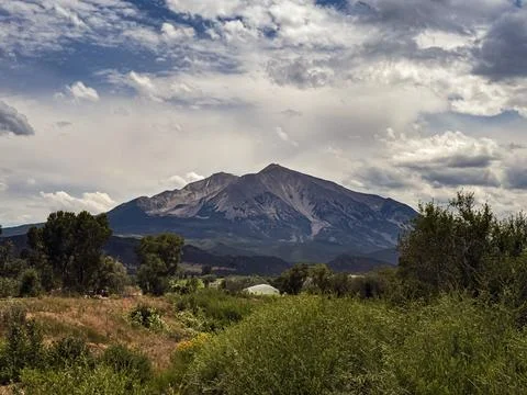 Dramatic Mountain Peak Under a Partly Cloudy Sky Foto stock