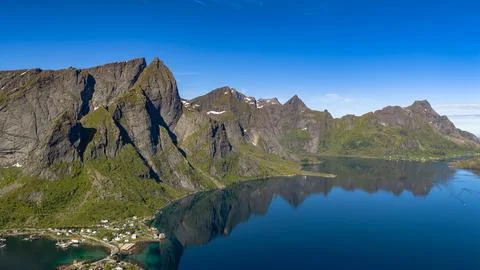 Dramatic Mountain Peaks and Blue Water in Lofoten Islands Norway Foto stock