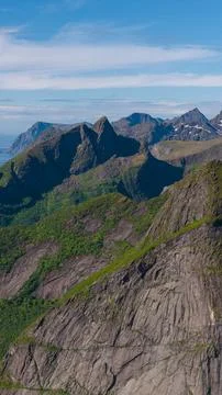 Dramatic Mountain Peaks and Valleys in Lofoten Norway Stock-Fotos