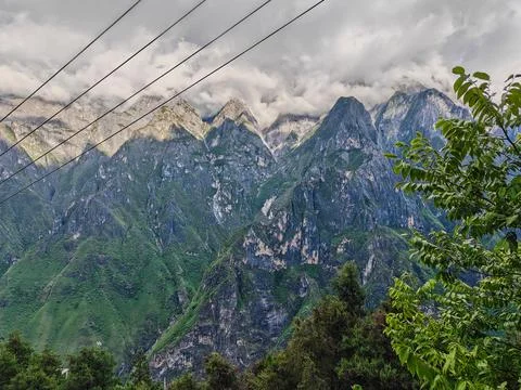 Dramatic Mountain Peaks Covered by Low Clouds and Mist Stock-Fotos