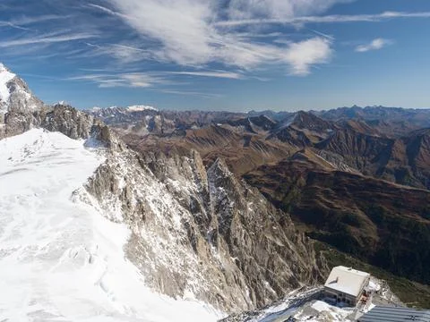 A dramatic mountain scene with jagged peaks and pinnacles lead into the distance Foto stock