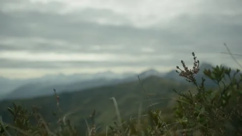 Dramatic mountain scenery revealed Vidéo 270223756