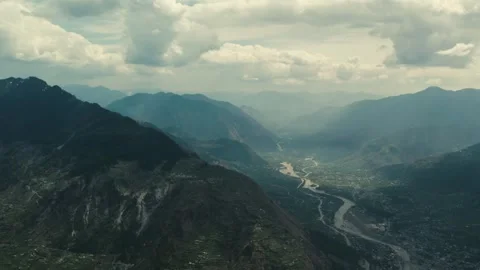 Dramatic Mountain Valley with Heavy Clouds and Cinematic Atmospheric Depth 库存影片 333032459