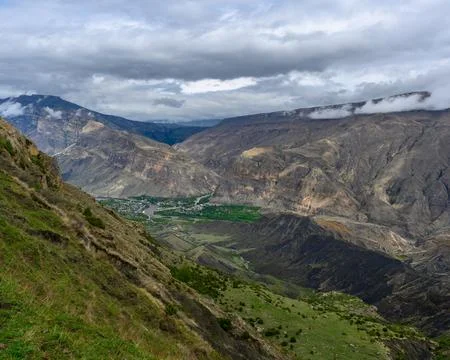 Dramatic mountain valley landscape under a cloudy sky Fotos de archivo