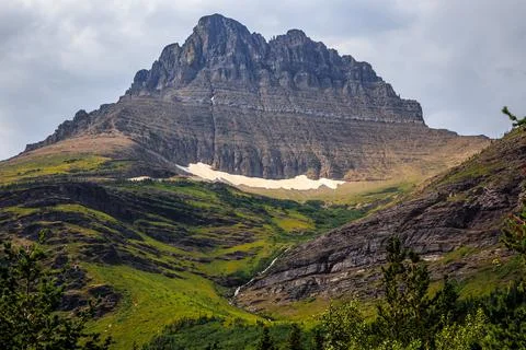Dramatic Mountain Views at Many Glacier with Mt Wilbur, Glacier National Park Foto stock