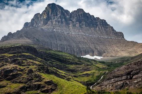 Dramatic Mountain Views at Many Glacier with Mt Wilbur, Glacier National Park Stock-Fotos