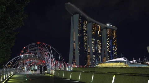 Dramatic, night time view of the Helix Bridge and the Marina Bay Sands, Hotel 库存影片 84251021