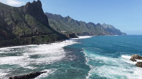 Dramatic North coast of Tenerife white water waves breaking on rocky shore Vídeo Stock 331115360