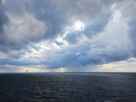 Dramatic Ocean Horizon with Dark Storm Clouds Fotos Stock