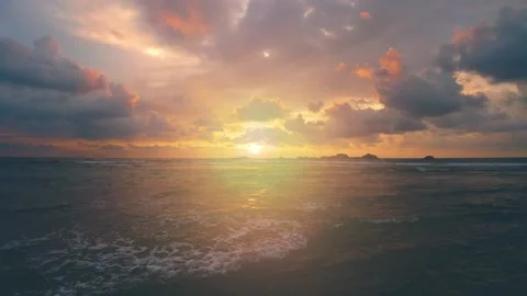 Dramatic Ocean Sunset with Colorful Clouds and Gentle Waves Video stock 332711385