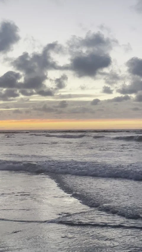 Dramatic Ocean Sunset Waves Under Cloudy Sky For Nature Travel Background Length Stockbeeldmateriaal 334871948