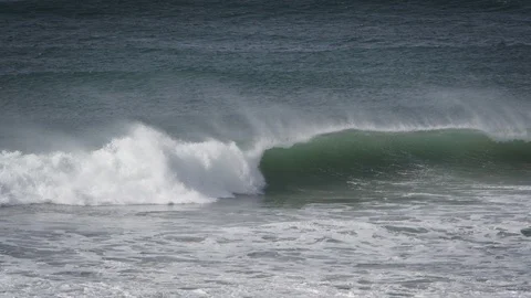 Dramatic ocean wave peeling left Vídeo Stock 118535703