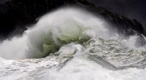 Dramatic Ocean Waves and Rocks 스톡 사진