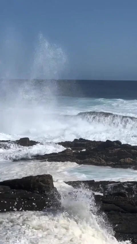 Dramatic ocean waves crashing on rocky shore in smooth motion HD footage Vídeos de archivo 333605244